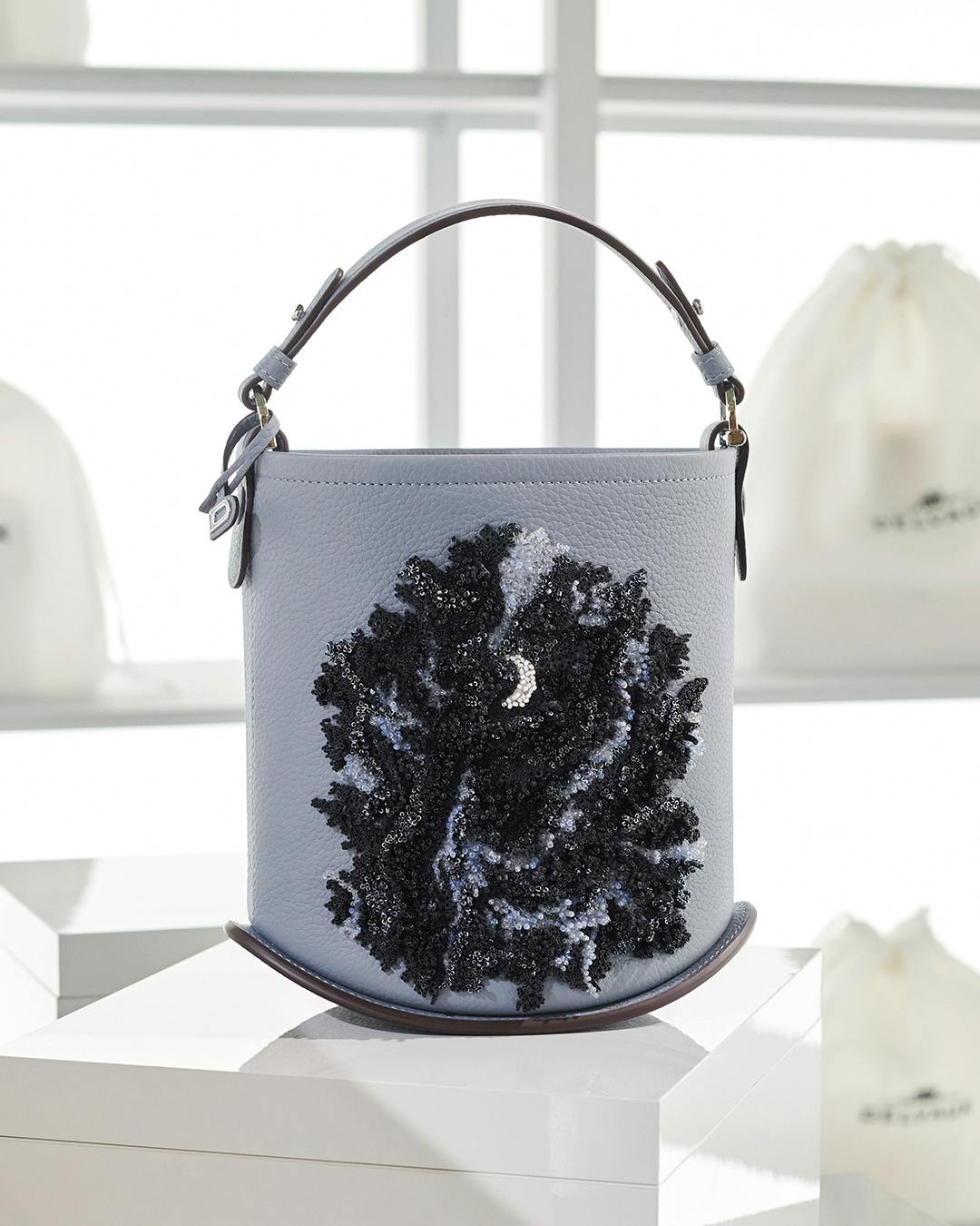 人気【DELVAUX】Pin Mini Bucket Enlaced in Taurillon Soft DELVAUX-FW241599.jpg?w=3072&fm