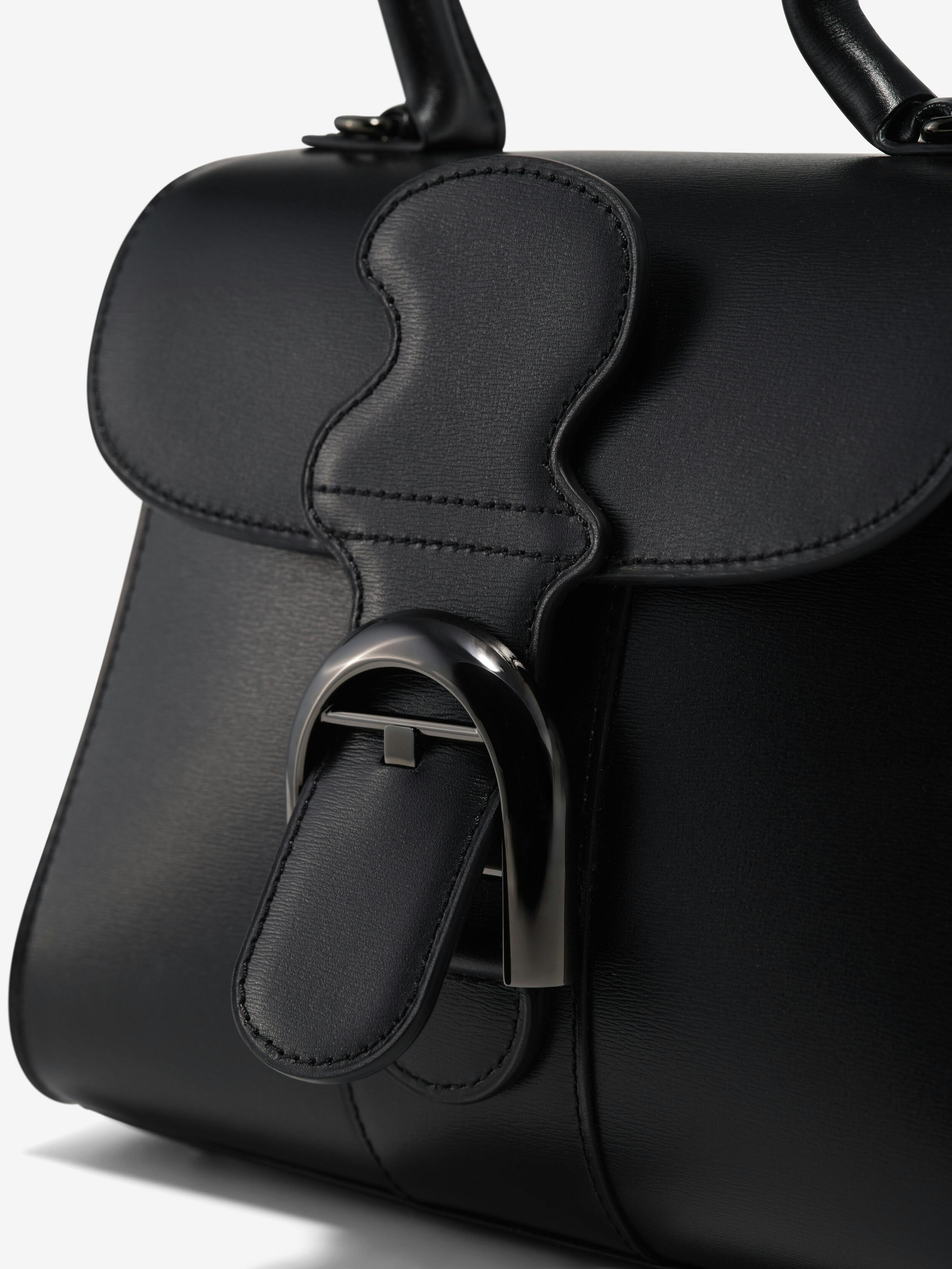 【DELVAUX】Pin D PouchMMCecicontinue de ne pas etre une pipe Pin D Pouch MM Ceci continue de ne pas être une pipe Dune